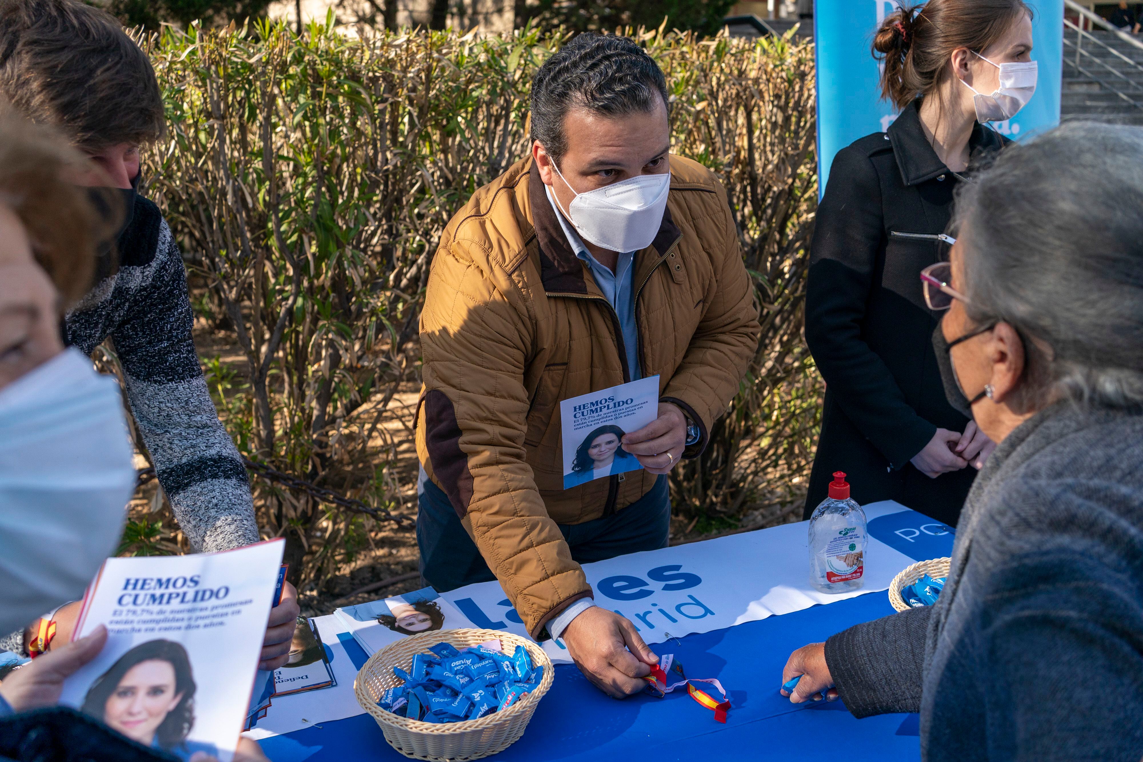 Gustavo Eustache, presidente del Foro de Inmigración del PP, atiende tras una mesa informativa de la campaña de Isabel Díaz Ayuso, el viernes de la semana pasada junto al centro comercial La Vaguada, en el norte de Madrid.