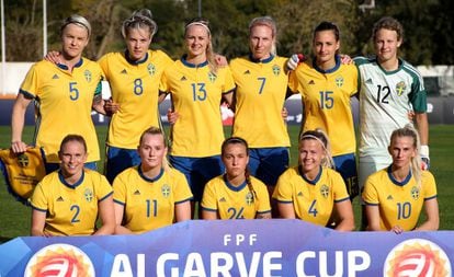 La selección sueca de fútbol femenino, antes de iniciar un partido.