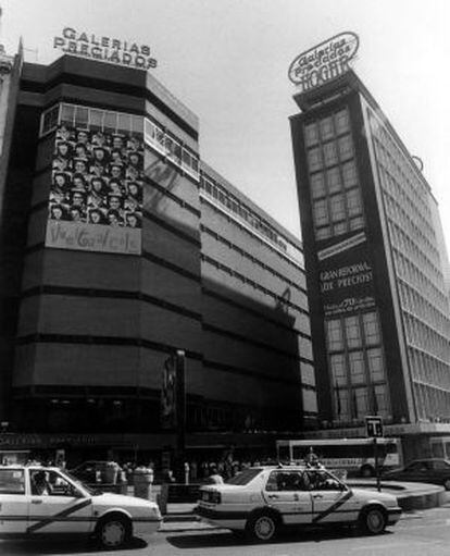Imagen de 1991 de dos edificios de Galerías Preciados en Madrid