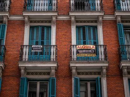 Carteles de venta y alquiler de pisos en el barrio de La Latina, en Madrid.