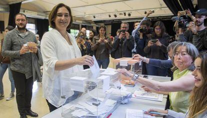 La alcaldesa Ada Colau vota en el Centro Cívico La Sedeta de Barcelona.