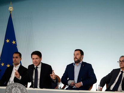 Los vicepresidentes de Italia, Luigi Di Maio y Matteo Salvini, con el primer ministro, Giuseppe Conte y el minsitro de Economía, Giovanni Tria.