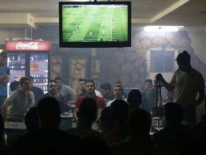 Palestinos ven un partido de fútbol en un bar de la ciudad cisjordana de Ramallah el 6 de mayo. 