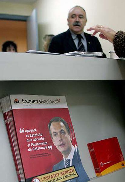 Carod, junto a un folleto sobre el Estatuto, en la sede de ERC.
