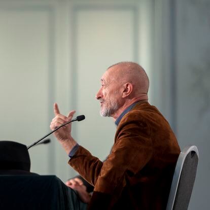 El escritor Arturo Pérez-Reverte durante la presentación de su libro ‘Revolución’, este lunes en Madrid.
