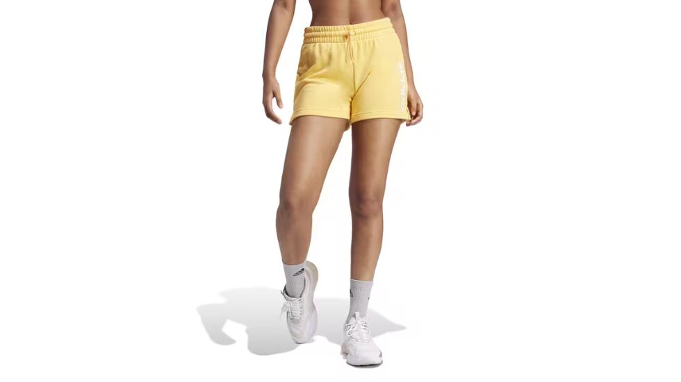 Pantalón corto Fitness Soft Training de Adidas, color amarillo/naranja.