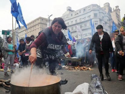 Una mujer prepara comida en Buenos Aires.