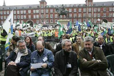 Cándido Méndez, un miembro del SUP, José Sacristán y José María Fidalgo, en el acto de ayer.