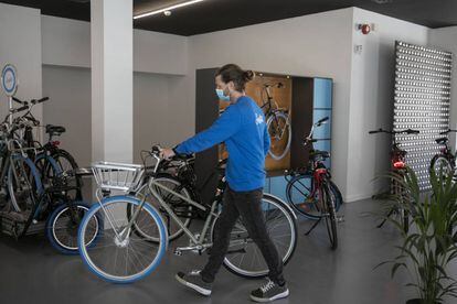 Local de l'empresa de bicicletes de lloguer per a ús personal Swapfiets a Barcelona.