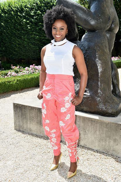 La escritora y activista Chimamanda Ngozi Adichie, cuyos textos inspiran las colecciones y eslóganes de Dior, tampoco faltó al desfile de la firma francesa.