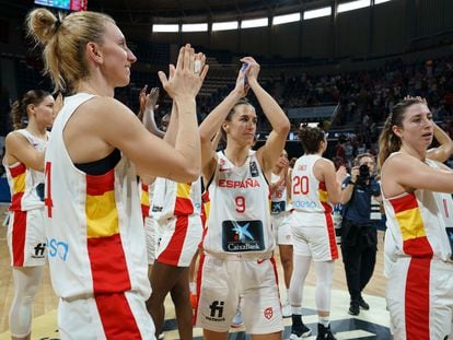 Las jugadoras de la selección española de baloncesto celebran su victoria frente a la selección de Austria.