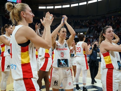 Las jugadoras de la selección española de baloncesto celebran su victoria frente a la selección de Austria.