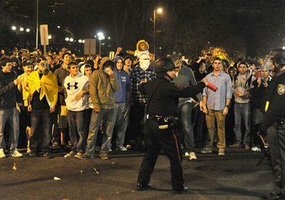 Decenas de jóvenes protestaron anoche en State College contra la destitución de Joe Paterno como entrenador principal de la Universidad Penn State