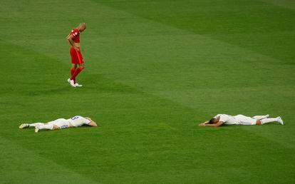 Toni Kroos y Casemiro celebran la victoria del Real Madrid fente a un derrotado Fabinho. 