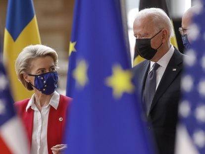 La presidenta de la Comisión Europea, Ursula von der Leyen, y el presidente del Consejo de la UE, Charles Michel, flanquean al presidente de EE UU, Joe Biden, en la sede del Consejo en Bruselas, este martes.