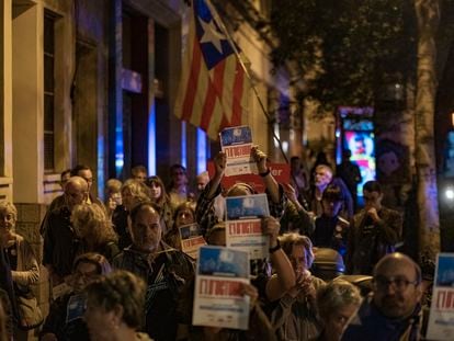 Concentración independentista en la noche del viernes en uno de los institutos de Barcelona en que se pusieron urnas para el referéndum ilegal del 1-O.