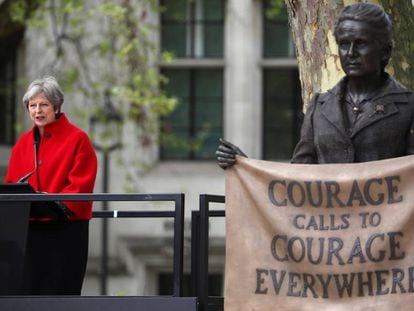 La primera ministra Theresa May este martes en la inauguración de la estatua de la sufragista Millicent Fawcett en la plaza del Parlamento Británico, en Londres.