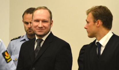 Anders Behring Breivik a su llegada al tribunal para escuchar el veredicto donde ha sido declarado culpable.