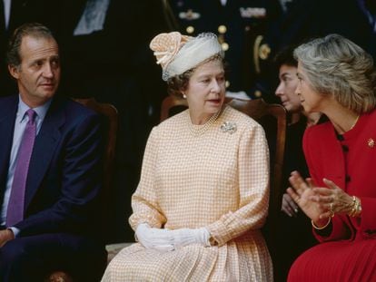 Los reyes eméritos de España, don Juan Carlos I y doña Sofía, junto a la reina Isabel II de Inglaterra.