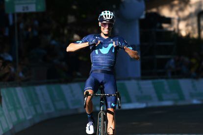 Enric Mas celebra su triunfo en el Giro de Emilia este sábado.