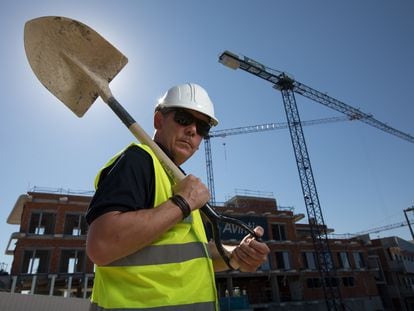 Juan Carlos Soriano posa delante de una obra en la que trabaja, en Pozuelo de Alarcón (Madrid).