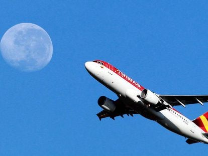 Un avión de la aerolínea Avianca sobrevuela Bogotá (Colombia). 