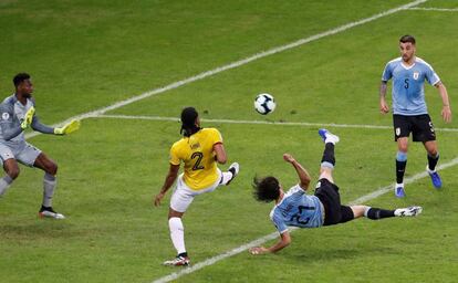 Cavani marca el segundo gol de Uruguay ante Ecuador. 