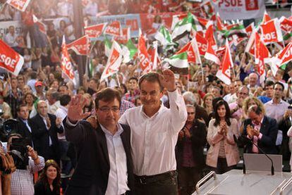 José Luis Rodríguez Zapatero saluda junto a Guillermo Fernández Vara en el mitin de Cáceres.