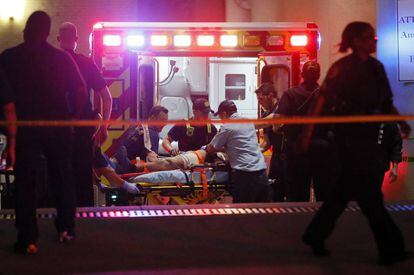 Personal de emergencias trasladan al hospital a uno de los heridos tras el tiroteo, en Dallas.