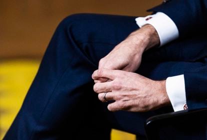 Detalle de las manos de Emmanuel Macron.