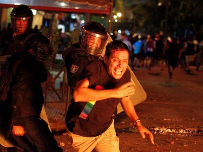 Agentes de la policía antidisturbios se enfrentaron con un grupo de manifestantes durante una protesta contra las políticas de salud del presidente Mario Abdo Benítez y la falta de vacunas contra la enfermedad por coronavirus.