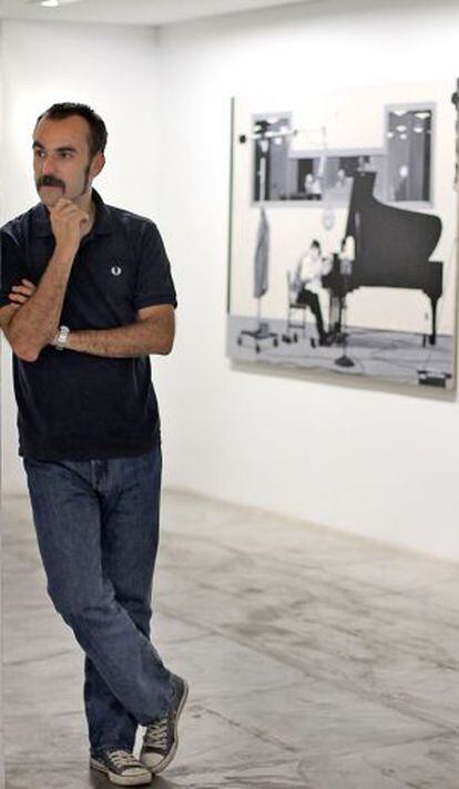 El galerista Nacho Valle ante una obra de Xisco Mensua.
