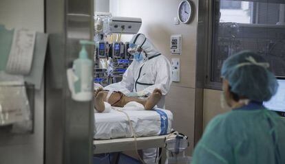 Un pacient a la UCI de l'Hospital Vall d’Hebron de Barcelona.