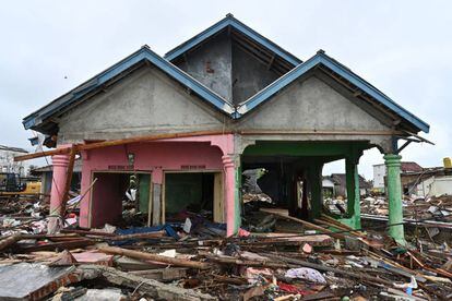 Una casa destruida tras el paso del tsunami en Sumur (Indonesia). Hasta este martes, 25 de diciembre de 2018, el maremoto ha provocado la muerte, de momento, de 429 personas. Otras 1.400 han resultado heridas y 154 más continúan en paradero desconocido.