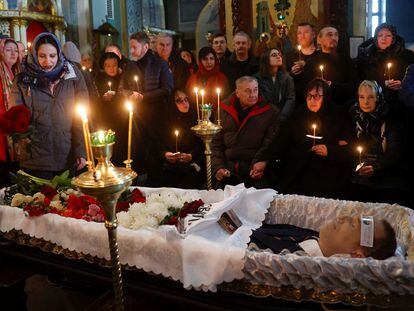 Liudmila Navalnaya, madre del difunto líder de la oposición rusa Alexéi Navalni (con gafas, en el centro de la imagen), asiste al funeral de su hijo este viernes 1 de marzo en la iglesia Utolí Mayá Pechali, de Moscú.