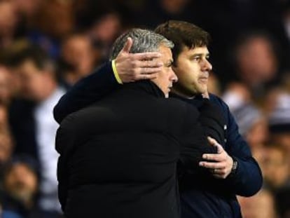 Mourinho y Pochettino se saludan antes del partido.