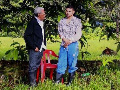 Imagen de un vídeo de las FARC de la liberación del soldado Cristian Moscoso, junto al guerrillero Joaquín Gómez.