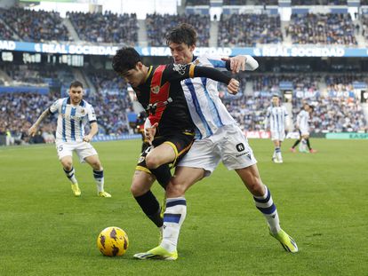 Sergio Camello disputa un balón ante Robin Le Normand, durante el partido entre la Real Sociedad y Rayo Vallecano.