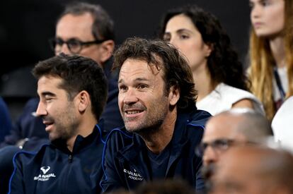 Carlos Moyá (centro), entrenador de Nadal durante el partido del español. 