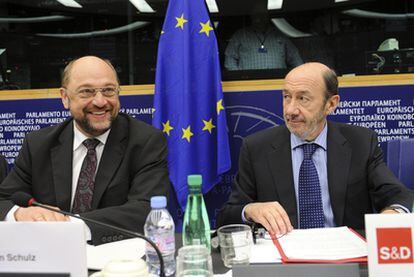 Rubalcaba con el presidente de los socialdemócratas del Parlamento Europeo, Martin Shulz.