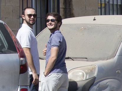 El administrador único de Magrudis, Sandro Marín, y su hermano, ante las instalaciones de la empresa el pasado 20 de agosto.