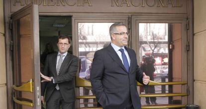 El empresario Ángel de Cabo (a la derecha) sale de la Audiencia Nacional, el 28 de febrero de 2012.