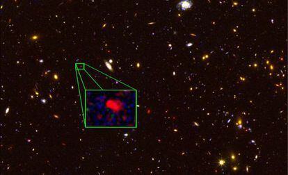 Imagen captada por el telescopio &lsquo;Hubble&rsquo; de la regi&oacute;n del cielo donde est&aacute; la galaxia z8-GND-5296 (ampliada), que es la m&aacute;s lejana confirmada hasta ahora.