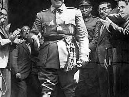 Franco, acompañado del general Mola el 1 de octubre de 1936 en Burgos, tras ser proclamado jefe del Estado.