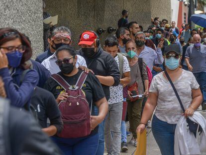 Largas filas de trabajadores se registran en el SAT del Paseo de la Reforma para obtener la constancia de situación fiscal, en Ciudad de México, el 31 de mayo de 2022.