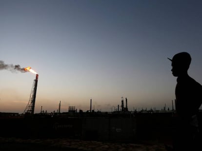 Un hombre en una refiner&iacute;a de Punto Fijo, Venezuela