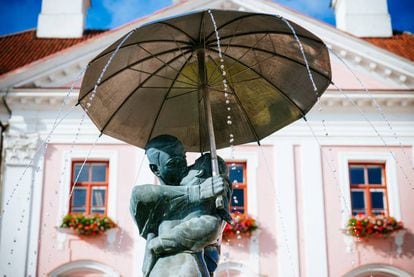 La fuente de la plaza del Ayuntamiento de Tartu (Estonia).