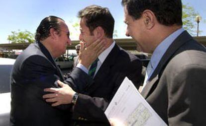 Carlos Fabra saluda efusivamente a Fernando Modrego, ante José Luis Gimeno, ayer en Castellón.