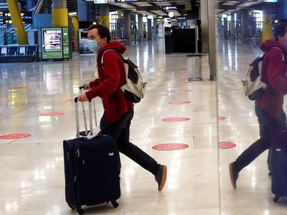 Un pasajero cruza una de las salas del aeropuerto Adolfo Suárez Madrid-Barajas, el pasado febrero.