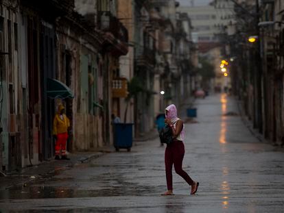 Una mujer cruza una calle en La Habana, durante el paso del huracán 'Ian', el martes 27 de septiembre.